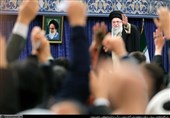 رهبر انقلاب:  انقلاب اسلامی کشور را از مشت آمریکا خارج کرد