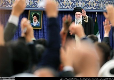 رهبر انقلاب:  انقلاب اسلامی کشور را از مشت آمریکا خارج کرد